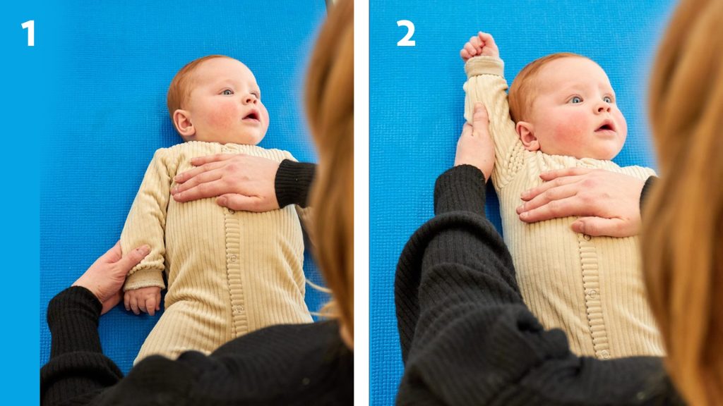 Baby in beige pakje op blauwe mat. Volwassene ondersteunt borst en hand (afbeelding 1) of kantelt arm op (afbeelding 2).