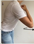 Persoon in wit shirt en blauwe jeans buigt voorover, ene arm gebogen, pijl toont elleboogbeweging na primaire schouderluxatie.