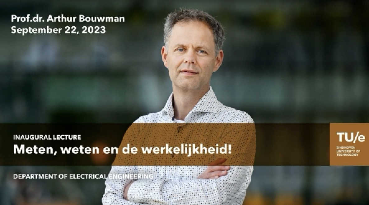Man met gekruiste armen voor vage achtergrond. Tekst: Prof.dr. Arthur Bouwman, inaugurele rede TU/e, 22 sept 2023.