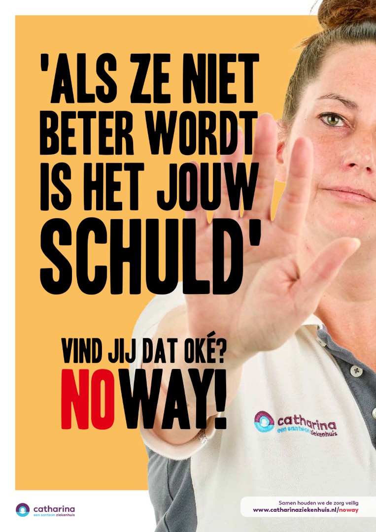 Persoon in wit Catharina Ziekenhuis-polo steekt hand op. Tekst: "Als ze niet beter wordt is het jouw schuld. Echt niet.