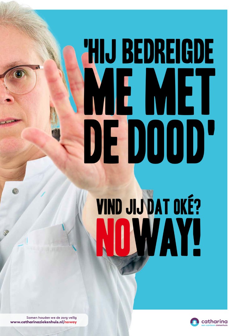 Persoon in medisch uniform steekt hand op als stopteken. Tekst: Hij bedreigde me met de doodsbedreiging. Website en logo's onderaan.