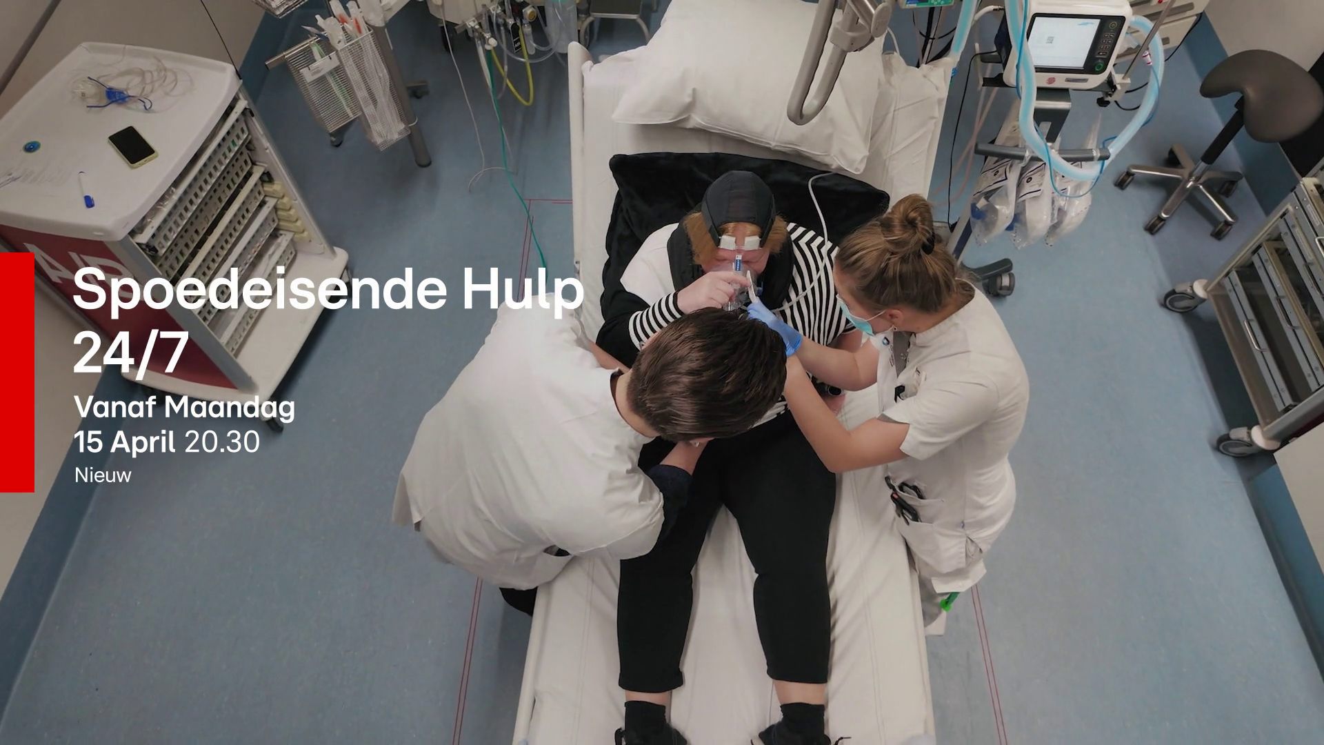 Patiënt in ziekenhuisbed bij Catharina Ziekenhuis krijgt zorg van twee medewerkers. Links staat "Spoedeisende Hulp 24/7".