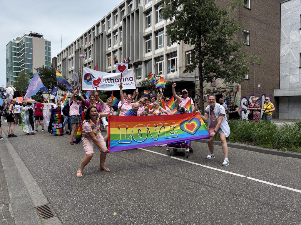 Catharina Ziekenhuis vertegenwoordigd bij de Pride Parade.