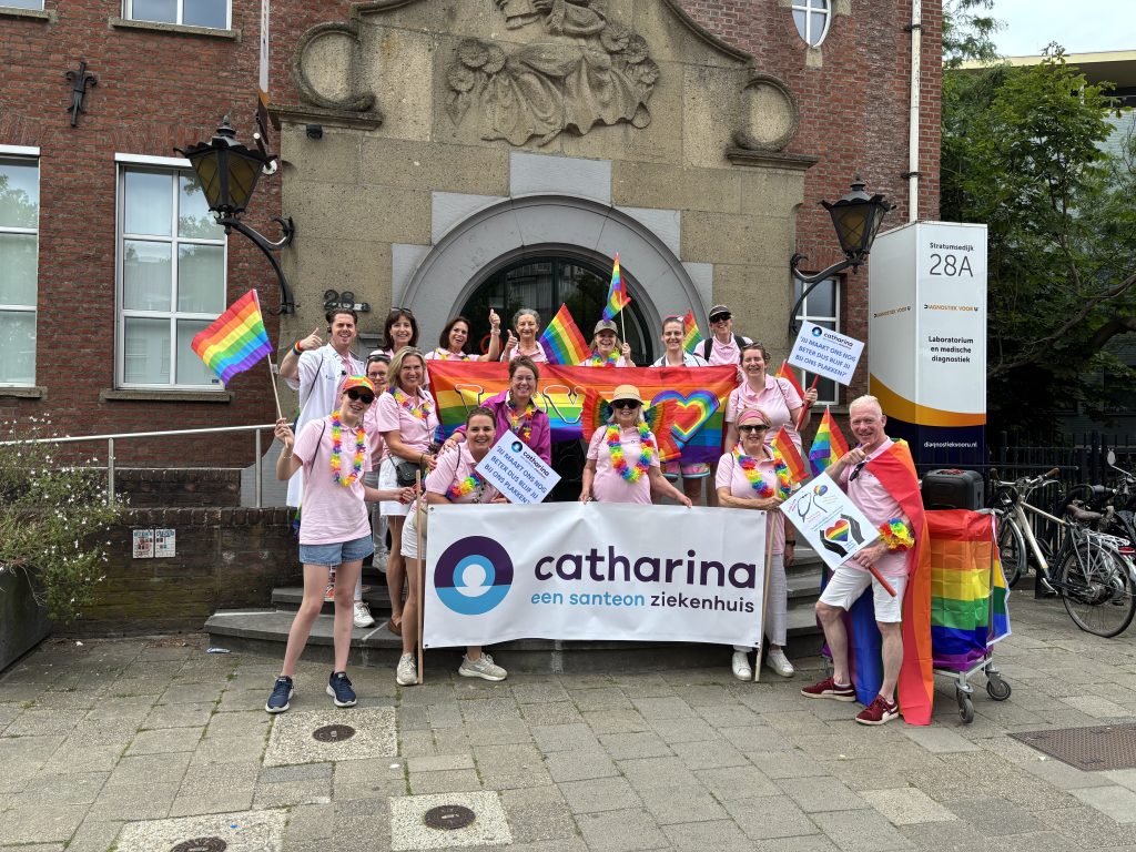 De delegatie voorafgaand aan de start van de Pride Parade.