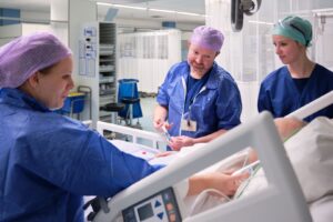 patiënt omringd door verpleegkundigen op de recovery