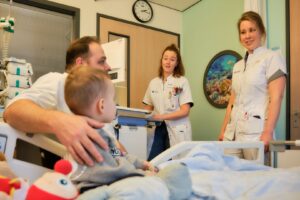 vader op bezoek bij kind op afdeling kindergeneeskunde