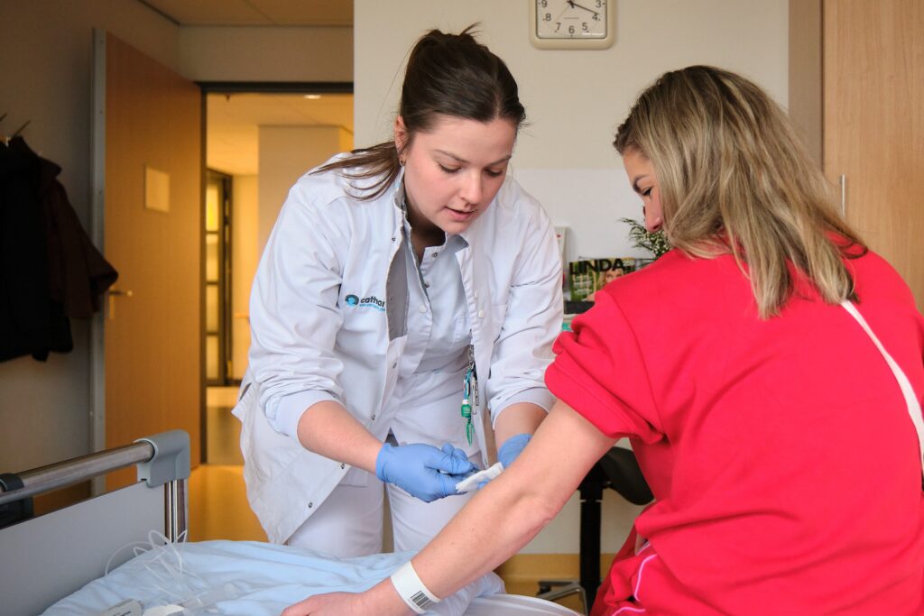 Yvette Bax helpt een endocarditispatiënt. Foto: Jarno Verhoef/Catharina Ziekenhuis