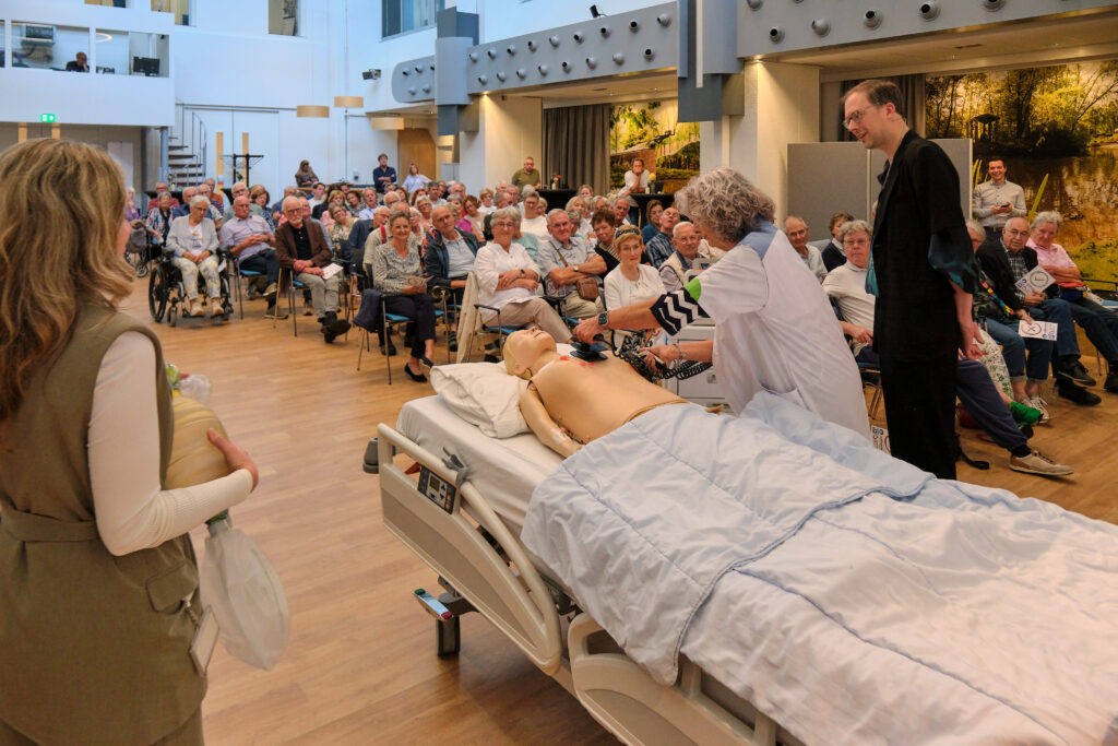 Twee toeschouwers mochten zelf ervaren hoe een elektrocardioversie in zijn werk gaat.