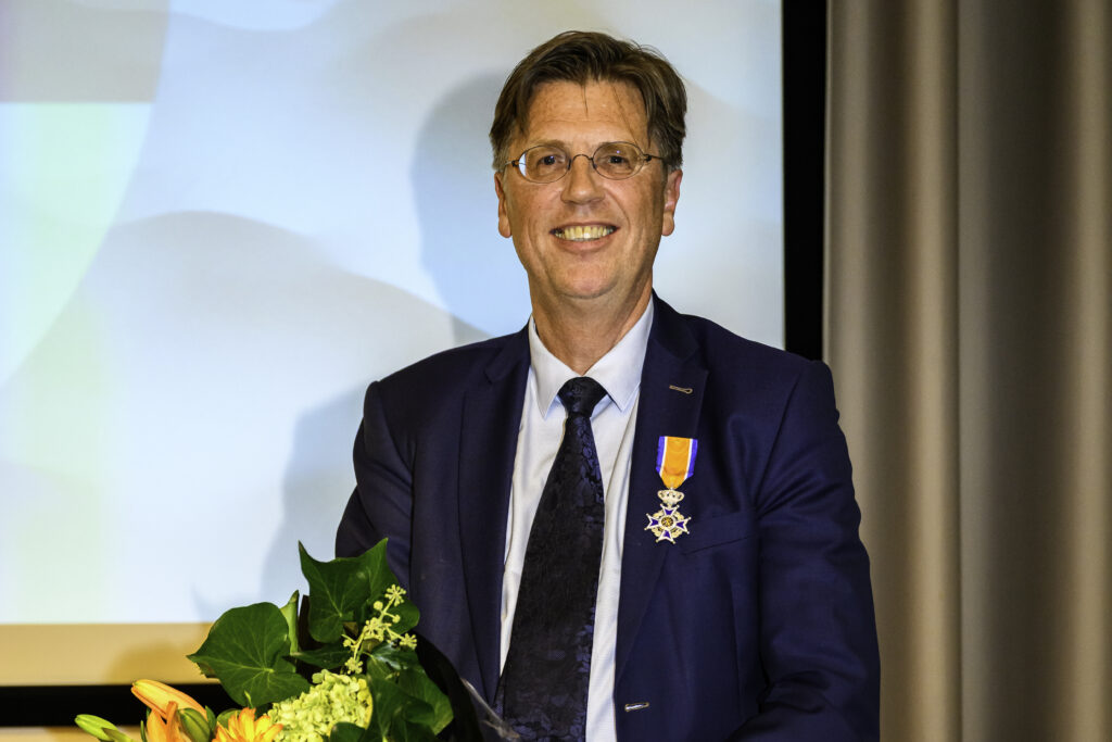 Edwin Knots poseert trots nadat hij geridderd werd. Foto: Rick Willems/Catharina Ziekenhuis